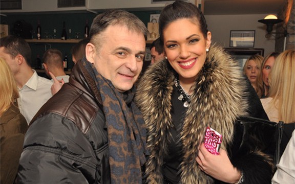 Lečić i Nina rezervisali deo kafane za svoje prijatelje i slavili bez povoda (Foto)