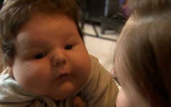 Beba teška 7 kilograma na rođenju (Video)