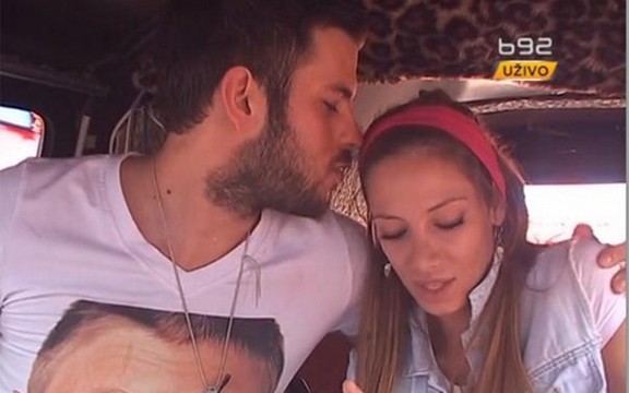 Veliki Brat 2013: Željko i Soraja se poljubili u kombiju!