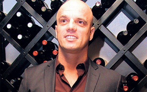 Boban Rajović dobio flašu šampanjca sa njegovim likom (Foto)