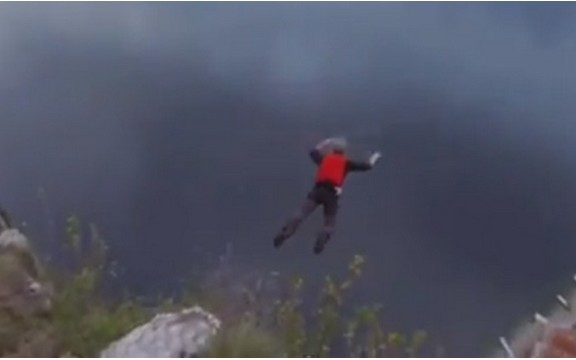 Pogledajte kako iz prvog lica izgleda preživeti pad od 300 metara! (Video)