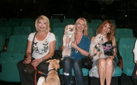 Suzana Mančić povela psa u pozorište