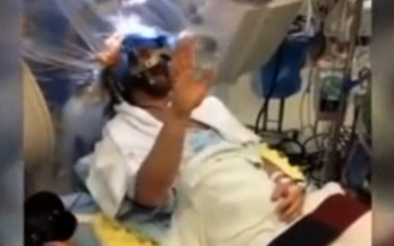 Pacijent svirao gitaru dok su mu operisali mozak (Video)