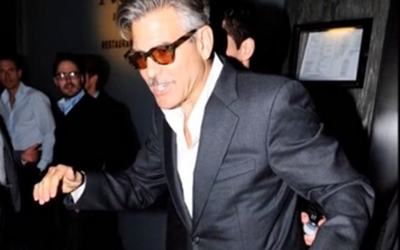 Džordž Kluni pijan pokušao da izbegne fotografe (Video)