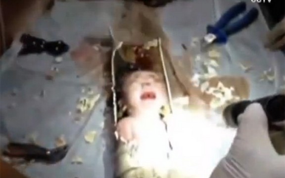 Beba pronađena u kanalizacionoj cevi spašena komplikovanom intervencijom! (Video)