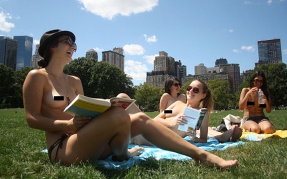 Zakon u Njujorku dozvoljava ženama hodanje u toplesu! (Foto 18+)