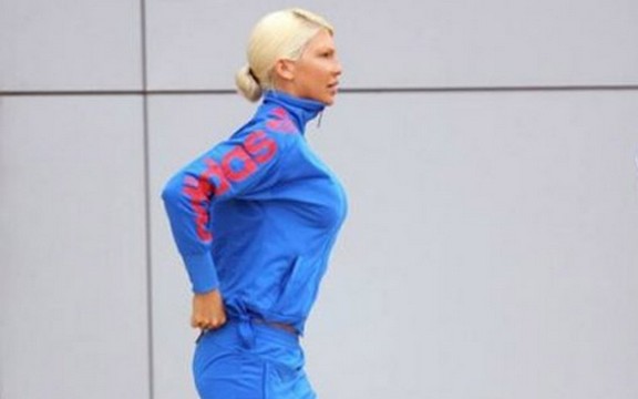 Jelena Karleuša u šokantnoj kombinaciji: Ko kaže da Adidas i Šanel ne idu zajedno? (Foto)