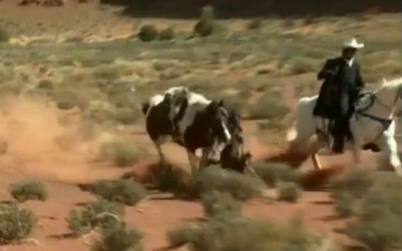 Džoni Dep zamalo poginuo kad ga je zbacio konj na snimanju filma! (Video)