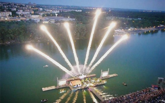 Amadeus bend i Žandarmerija: Spektakularan koncert na Adi pred 100.000 ljudi! (Foto)