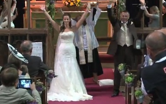 Volite iznenađenja? Pogledajte venčanje koje je rasplesalo crkvu i zbunilo goste! (Video)