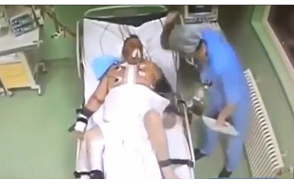 Šokantan snimak: Doktor udario šakom tek operisanog pacijenta - pacijent preminuo! (Video)