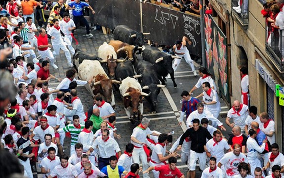Tradicionalna trka sa bikovima održana u Španiji (Foto)