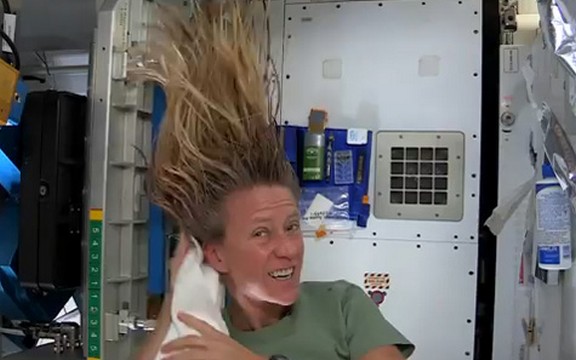 Pogledajte kako se pere kosa u svemiru (Video)