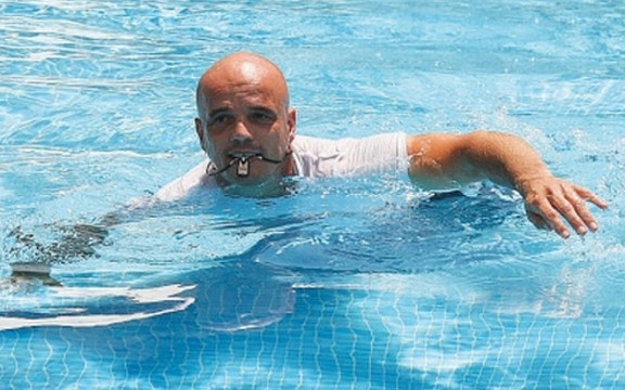Boban Rajović u bazenu bez kupaćeg (Foto)