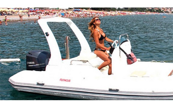 Olja Crnogorac u seksi bikiniju provozala gliser! (Foto)
