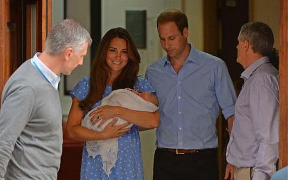 Kejt Midlton izašla iz bolnice sa kraljevskom bebom u naručju! (Foto+Video)