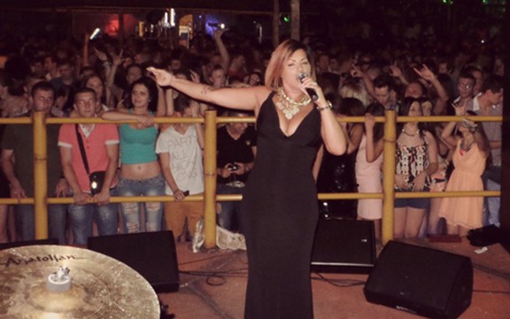 Seka Aleksić pevala dva ipo sata bez pauze za preko 3.000 fanova u Mostaru! (Foto)