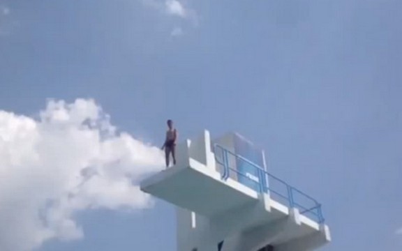 Najsmešniji skokovi u bazen (Video)