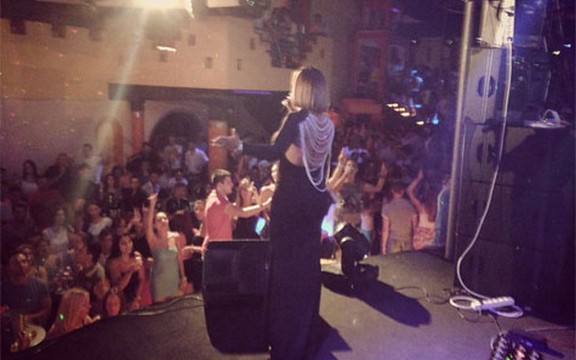 Seka Aleksić u Požarevcu osmehom i pesmama očarala publiku! (Foto)