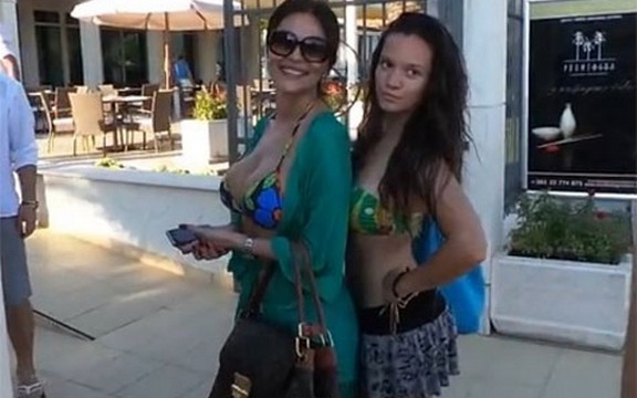 Ceca Ražnatović prošetala Budvom u kupaćem kostimu (Video)