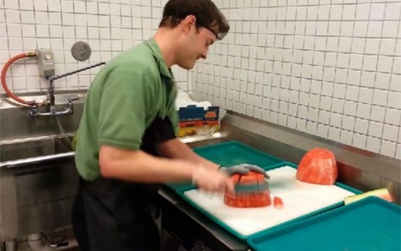 Najbrže sečenje lubenice ikad (Video)