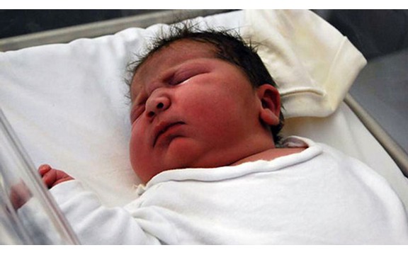 Britanka rodila bebu tešku 6,2 kg prirodnim putem