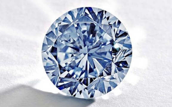 Plavi dijamant od 13 miliona dolara na aukciji (Foto)