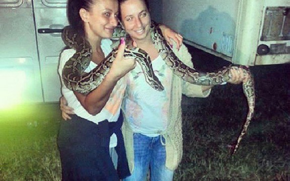 Andreana Čekić bez straha: Stavila zmiju oko vrata (Foto)