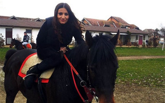 Mira Škorić pala sa konja: Izgubila svest i zadobila lakše povrede!
