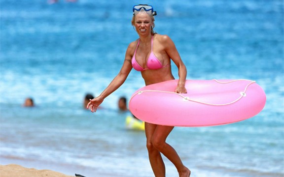 Pamela Anderson i mini-bikini: Odlična figura i u 46. godini (Foto)