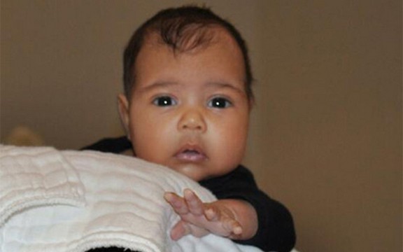 Ekskluzivno! Ovo je beba Kim Kardašijan i Kanjea Vesta! (Foto)