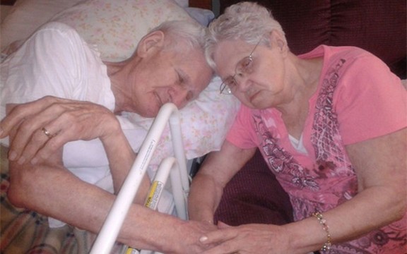 Neraskidiva ljubav: Nakon 65 godina braka umrli u istom danu (Foto)