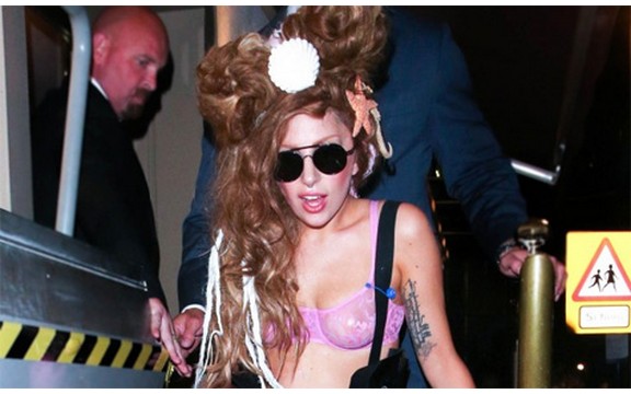 Lejdi Gaga izašla pred fanove samo u grudnjaku!