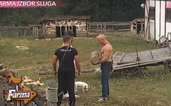Farma 5: Marko Vukotić, Crni i Marko Vanila pumpaju bicepse balvanima! (Video)