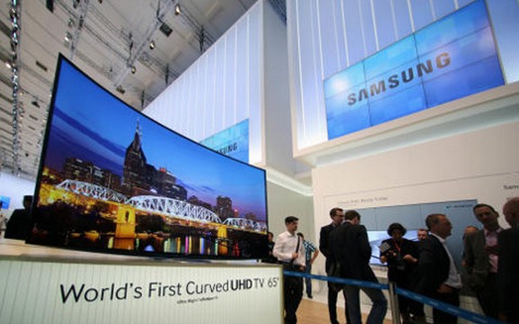 Samsung predstavio prvi zakrivljeni TV (Foto)