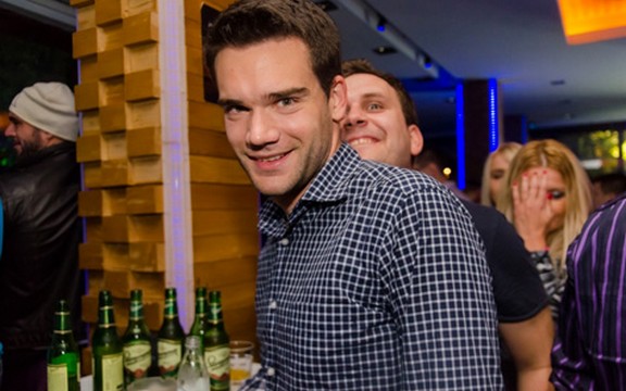 Bojan Perić u pauzi snimanja flertovao u klubu (Foto)