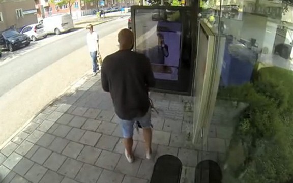 Skrivena kamera: Zamislite da čekate autobus i osvanete na bilbordu! (Video)