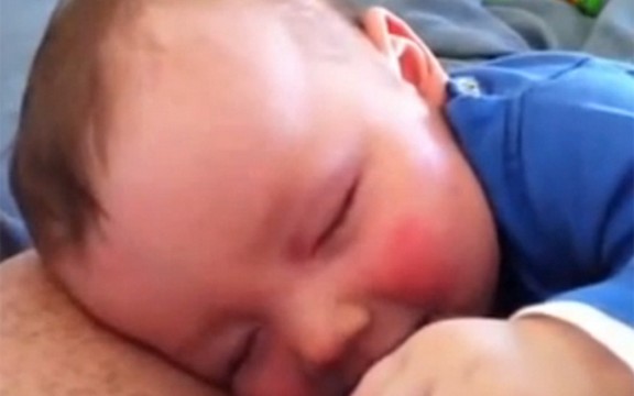 Šta li ovaj dečak radi u snu? Beba koja vas neće ostaviti ravnodušnim (Video)