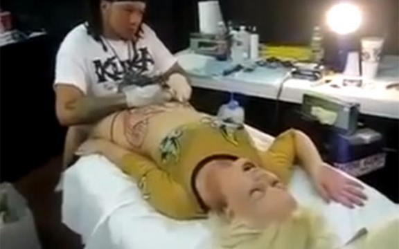 Doživela orgazam tokom tetoviranja!? (Video)