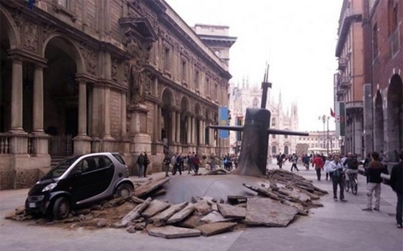 Šokantna scena u Milanu: Zalutala ruska podmornica isplovila iz ulice! (Foto+Video)
