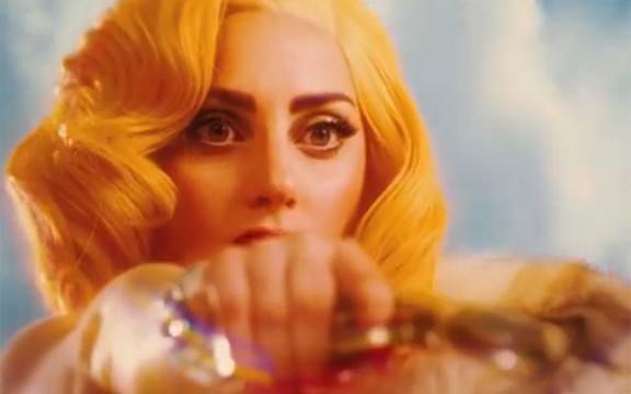 Lejdi Gaga - Aura: Novi spot i pevačica u ulozi loše devojke (Video)