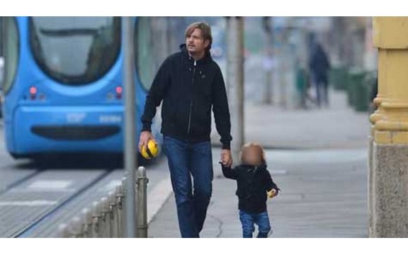 Milan Popović ne sme da odvede sina dalje od hotela (Foto)