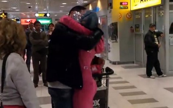 Stanija Dobrojević se bacila Filipu u zagrljaj na aerodromu! (Video)