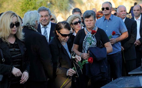 Dolores Lambaša sahranjena: Stotine ljudi je ispratilo uz stihove (Foto)
