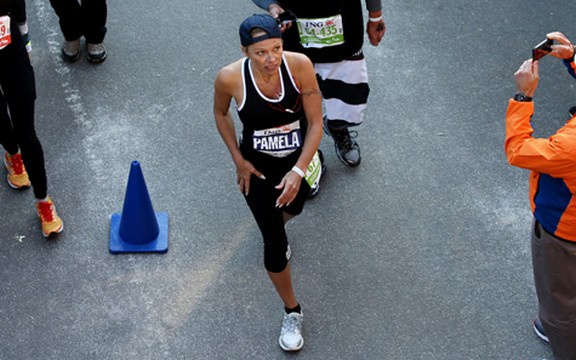 Pamela Anderson istrčala maraton, pa se srušila od umora! (Foto)