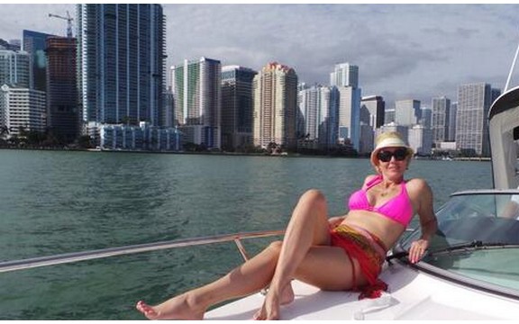 Lepa Brena u Majamiju: Pokazala duge noge! (Foto)