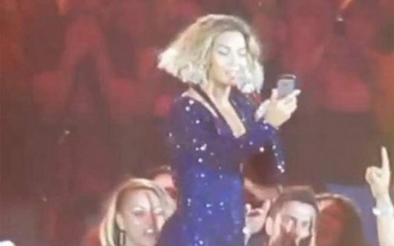 Halo, ovde Bijonse: Pogledajte kako je diva šokirala obožavaoca na koncertu! (Video)