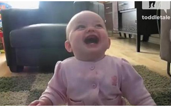 Ako je smeh zarazan, onda ćete momentalno oboleti od smeha ove bebe! (Video)