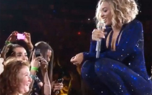 Srceparajući momenti: Bijonse na koncertu pozvala slepu devojčicu da peva sa njom! (Video)