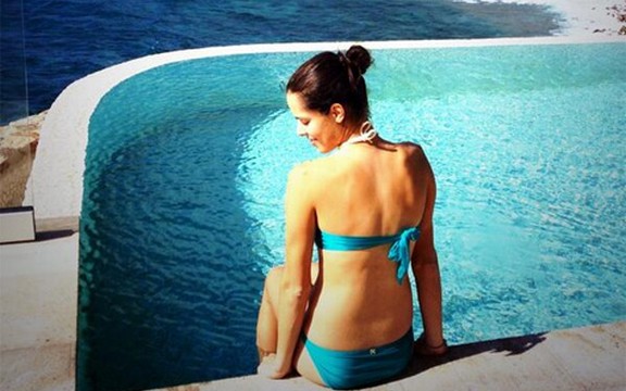 Ana Ivanović na egzotičnom ostrvu: Uživa u sunčanju kraj bazena! (Foto)